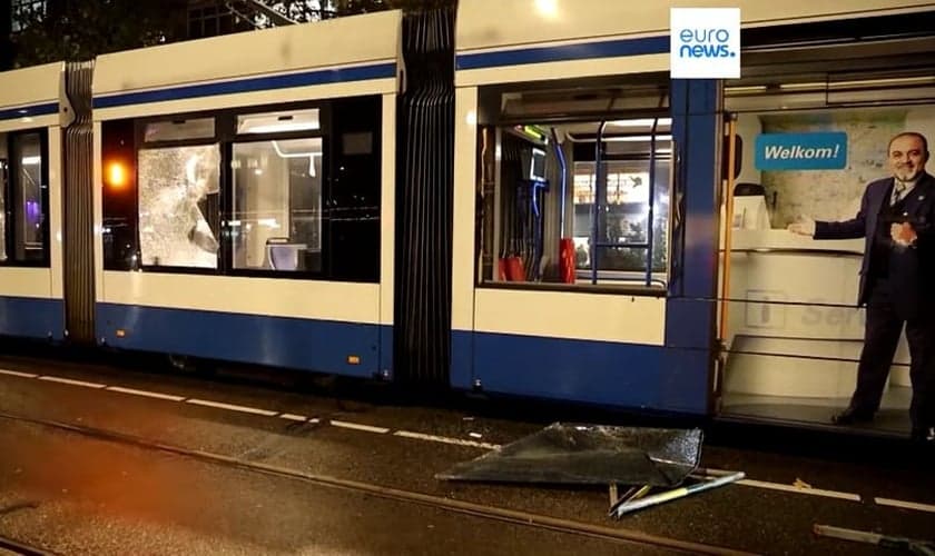 Manifestantes ateiam fogo em bonde e gritam ‘judeus são um câncer’ em Amsterdã